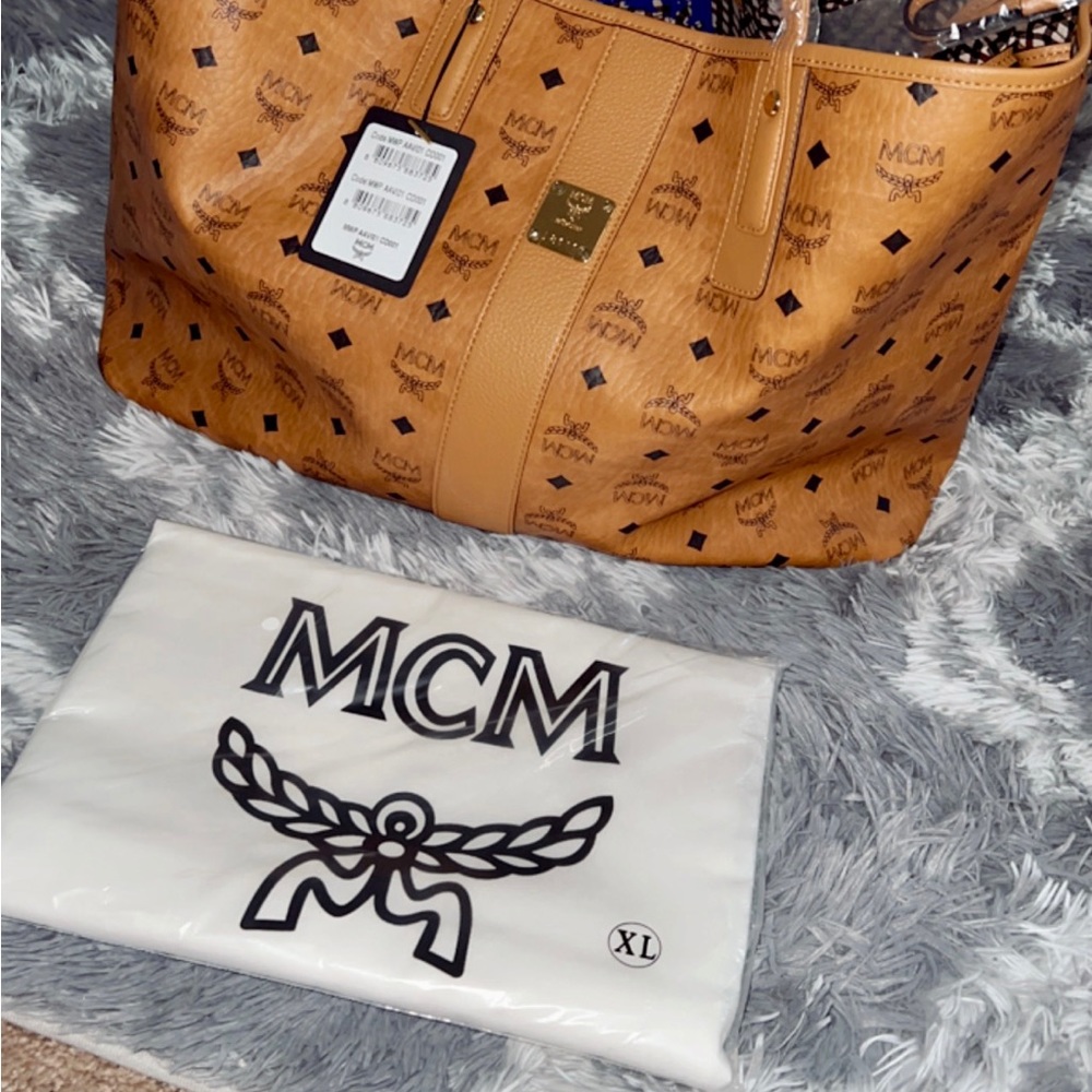 MCM Large Reversible Liz Shopper in Visetos in Cognac
